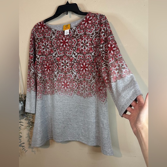 Ruby Rd. Medium Red and Gray Patterned Top - Picture 3 of 4